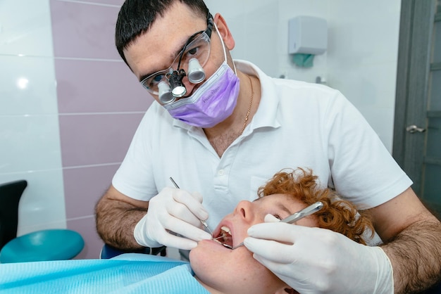 O médico inspeciona os dentes de leite