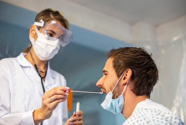 Foto o médico limpa o paciente doente. epidemia do vírus