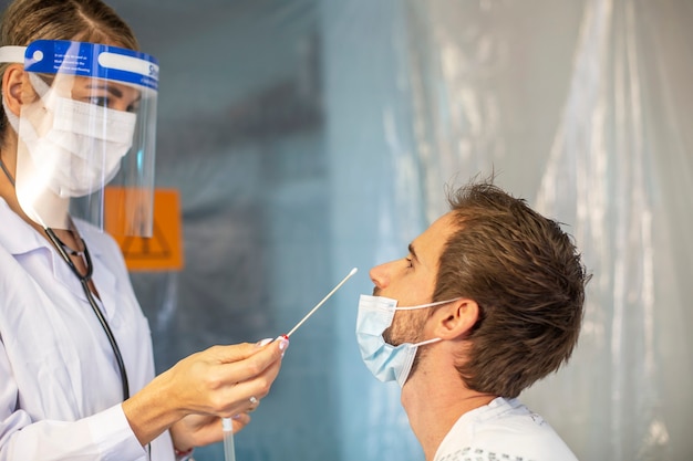 Foto o médico limpa o paciente doente. epidemia do vírus