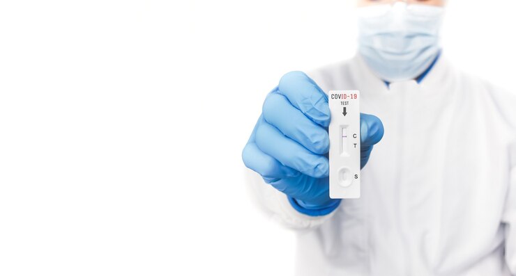 Foto o médico mostrando resultado negativo do teste covid-19 do kit de teste rápido de antígeno em fundo branco e espaço de cópia, conceito de proteção infecciosa por coronavírus