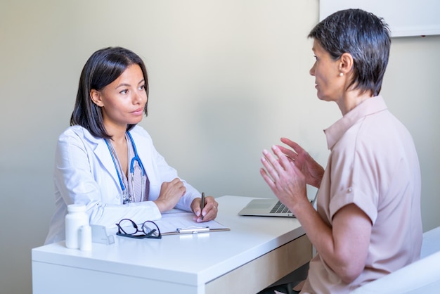 O médico ouve atentamente as queixas dos pacientes sobre os sintomas na consulta