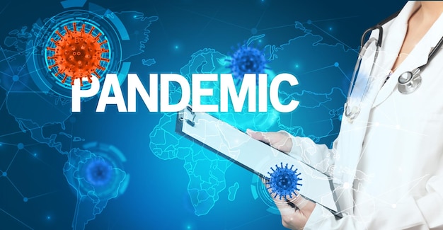 O médico preenche o registo médico.