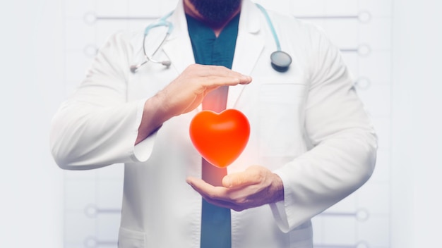 Foto o médico segura o coração nas mãos. conceito de saúde