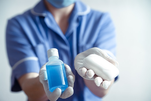 O médico tem em mãos equipamento de proteção individual contra a propagação do vírus Corona covid-19.