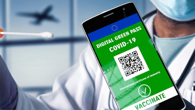 O médico tem um teste rápido COVID-19 Coronavirus e um telefone com o passe The Digital Green. Fundo do aeroporto e do avião. Viaje sem restrições.