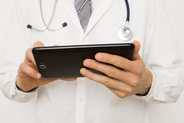 O médico usa o tablet para consultas on-line. Videoconferência médica.