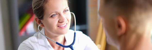 O médico usou o estetoscópio para ouvir o exame médico e o seguro do batimento cardíaco do paciente