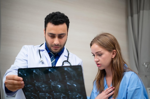 O médico vê os resultados da radiografia cerebral de um paciente que sofreu uma concussão após o acidente.