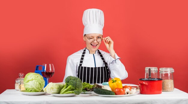 O melhor conceito de culinária de receita Trabalhando em uma cozinha moderna chef de mulher lê livro de receitas Pode ser usado para cozinhar Estúdio de comida no restaurante Chef preparando receita Livro de receitas