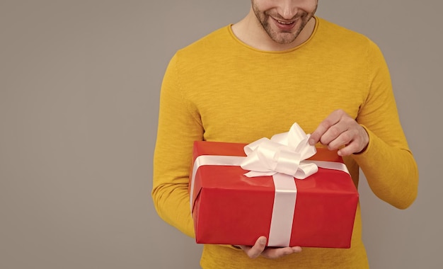 O melhor que um homem pode conseguir Cara feliz vista recortada caixa de presente aberta Ganhe presente