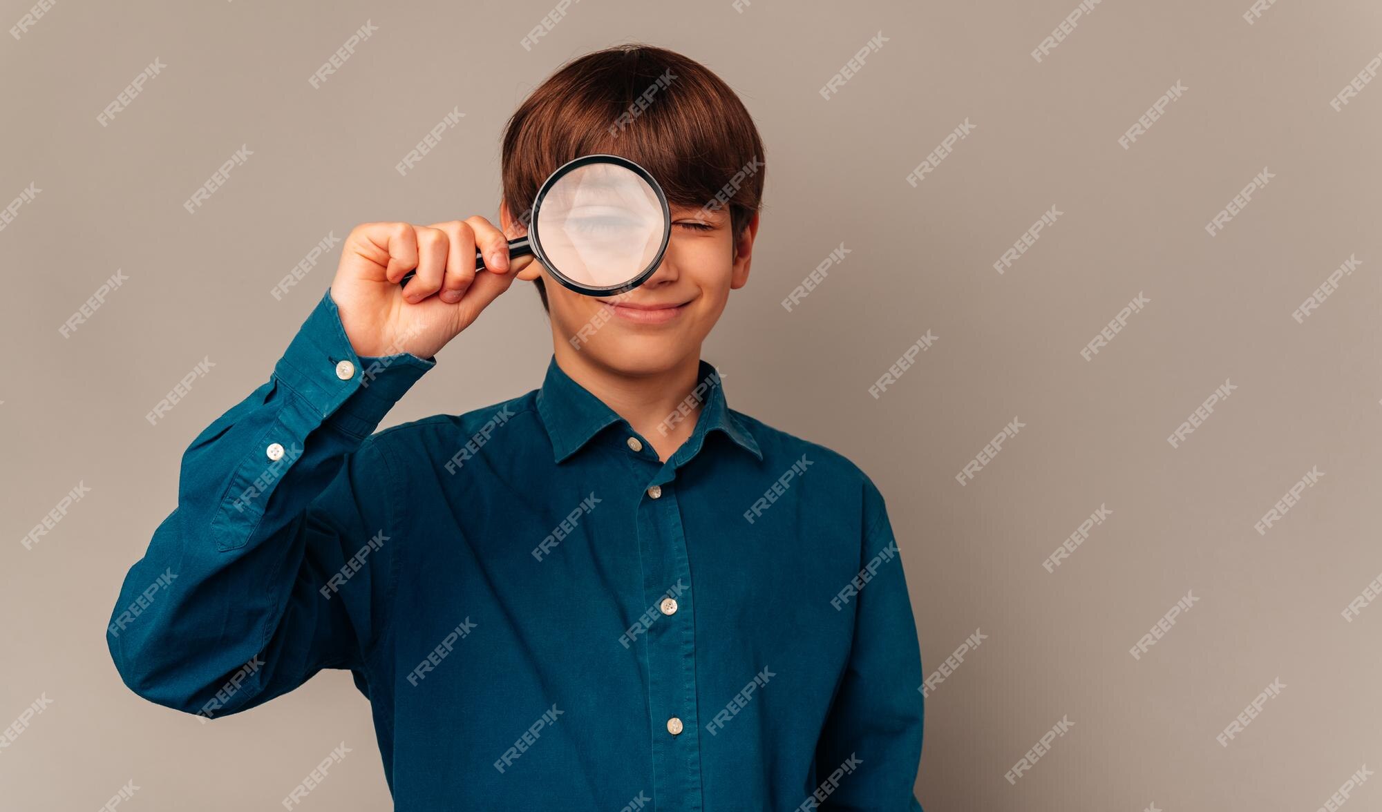 O Garoto Se Chama E Se Apresenta Em Uma Câmera Móvel No Estúdio Para Baixar  E Assistir Vídeos Engraçados Foto de Stock - Imagem de sorriso, grelhas:  232500762