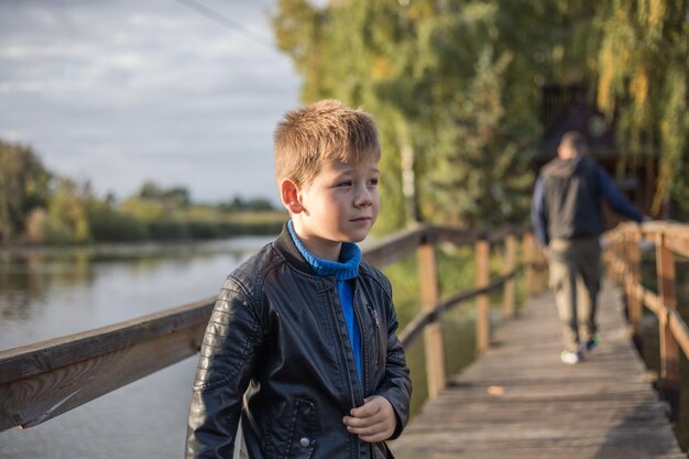 O menino bonito parece triste e o menino tem que ficar sozinho porque seu pai e sua mãe se separaram ou se divorciaram O menino bonito parece cansado