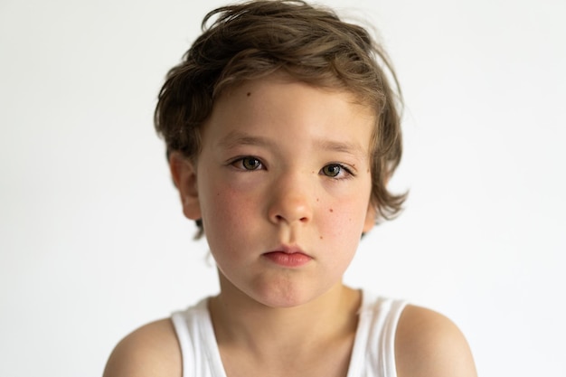 O menino estava inchado de alergias Alergia de pólen ou conceito de alergia alimentar