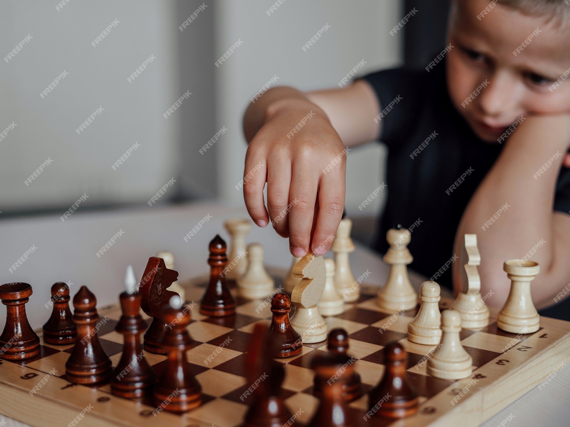 Menino Aprender A Jogar Xadrez. Criança Sentado À Mesa Em Casa Perto Do  Tabuleiro De Xadrez. Desenvolvimento Precoce. Conceito De Educação  Pré-escolar. Foto Royalty Free, Gravuras, Imagens e Banco de fotografias.  Image