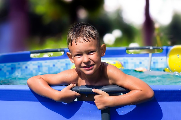 O menino nadando na piscina