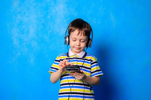 Um menino está jogando uma máquina de escrever em um fundo