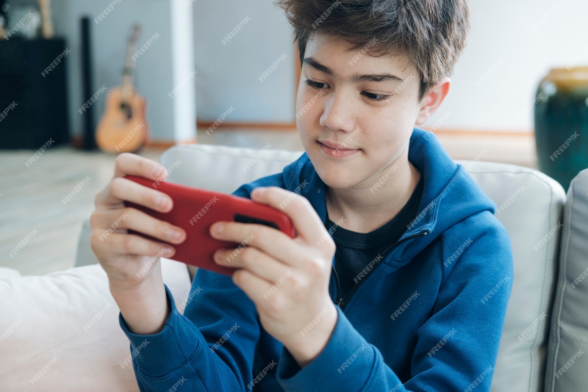 retrato menino jogando no celular enquanto espera por comida, garoto  sentado na cafeteria enviando texto para amigos, criança jogando jogo online  no celular. crianças com conceito de tecnologia 11248716 Foto de stock