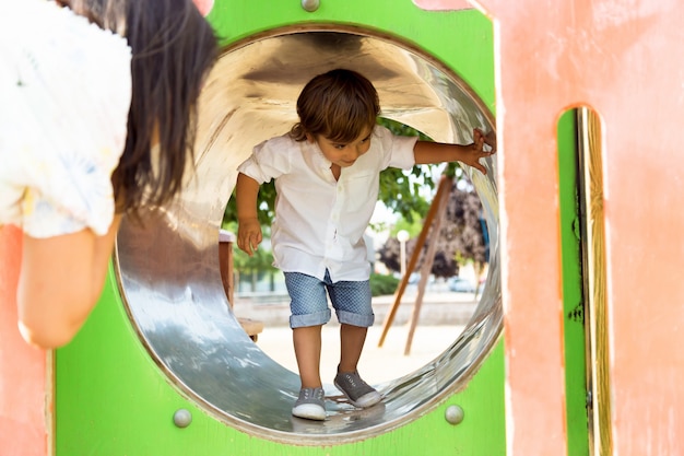 Foto o menino se diverte no parque.