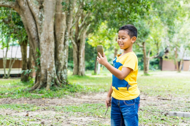 O menino selfie enquanto viaja no Parque Nacional de Khao Yai, Nakorn Ratchasima, Tailândia