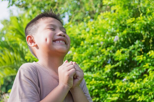 O menino sorriu feliz feliz