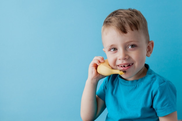 O menino tenta falar por meio de uma banana em vez do telefone.