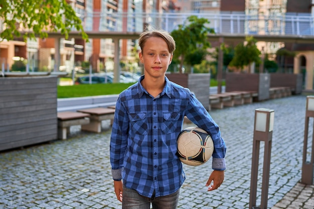 O menino vai para uma aula de futebol.