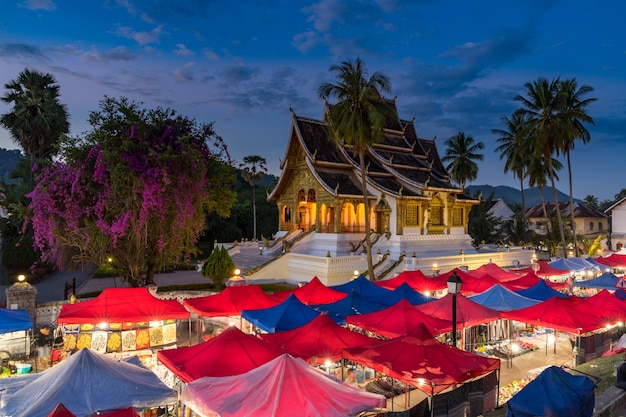 O mercado de lembranças da noite em frente ao Museu Nacional de Luang Prabang, Laos.