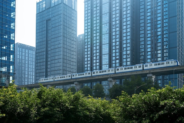 O metrô de superfície passa por pontes em alta velocidade em chongqing, china