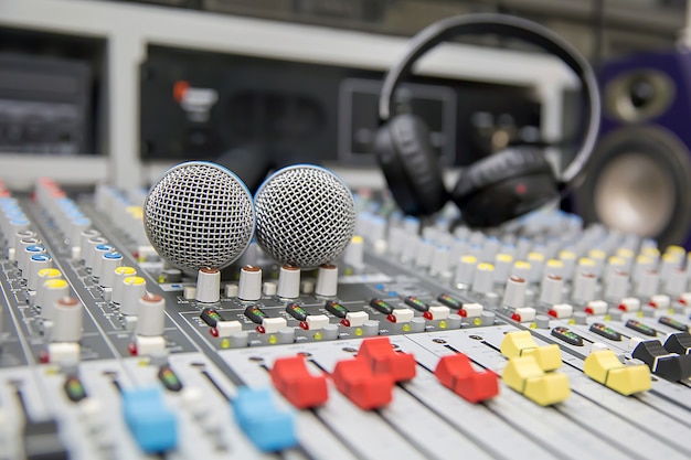 O microfone é colocado no mixer de áudio profissional no estúdio.