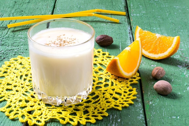 O milkshake frio com sorvete de suco de laranja e noz-moscada