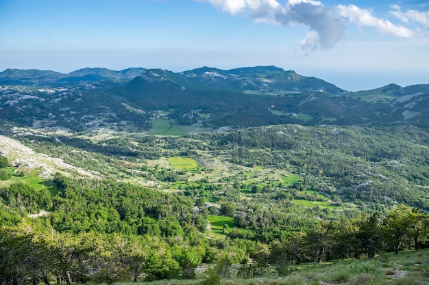 O mirante cênico fica no topo de uma alta montanha.