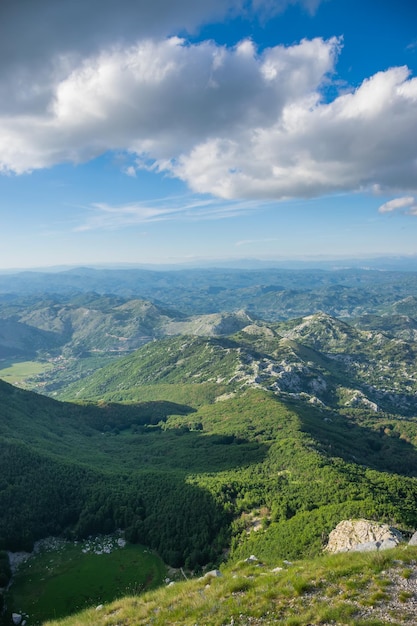 O mirante panorâmico fica no topo de uma alta montanha