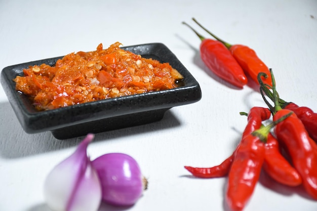 Foto o molho de malagueta sambal é um alimento tradicional indonésio picante com ingredientes pimentão vermelho