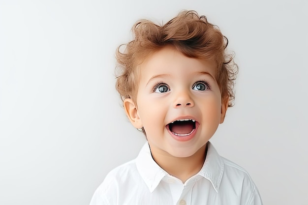 O momento incrível: o espanto alegre de uma criança fofa capturado em uma foto