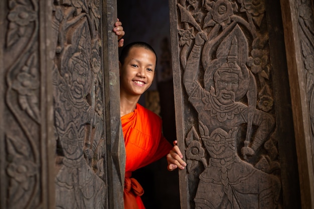 O monge noviço abre a porta para a ideia de abrir a mente para aprender o mundo inteiro.