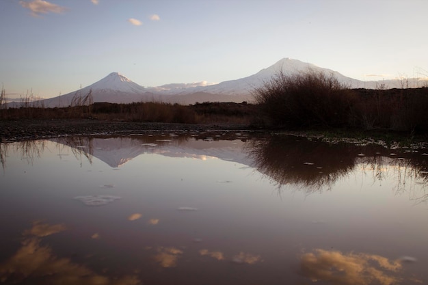 O monte ararat é refletido na água