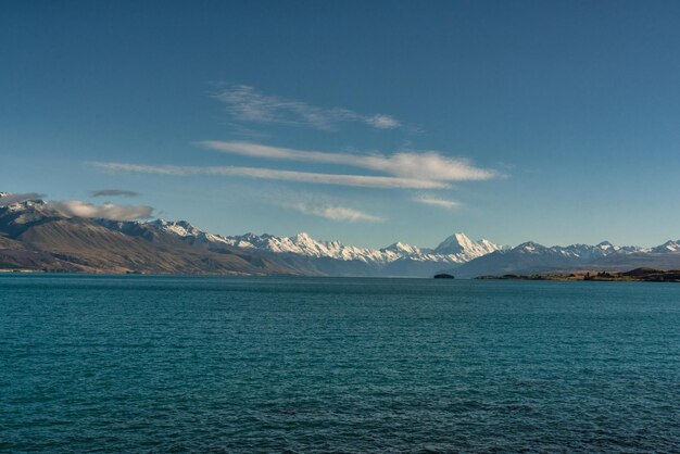 O Monte Cook e os Alpes do sul cobertos de neve no extremo do Lago Pukaki