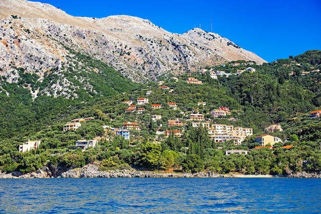 Foto o monte pantokrator e a aldeia nisaki no sopé de corfu, na grécia