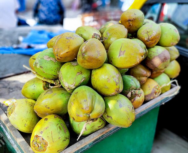 Foto o un montón de cocos en el carro en el camino para la venta en la india