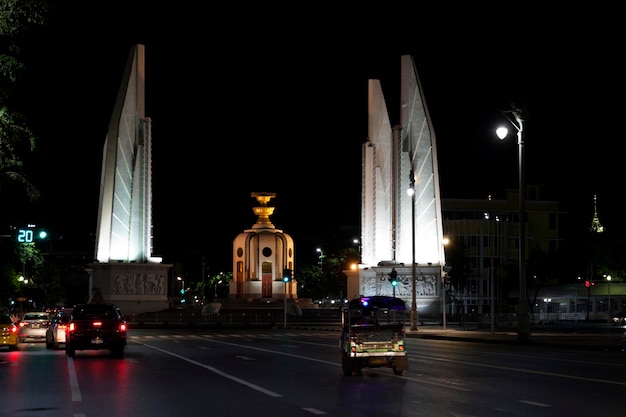 O Monumento à Democracia em Banguecoque à noite