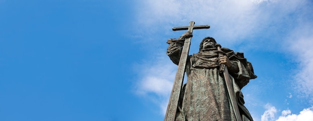 Foto o monumento ao príncipe vladimir sobre fundo azul, layout panorâmico