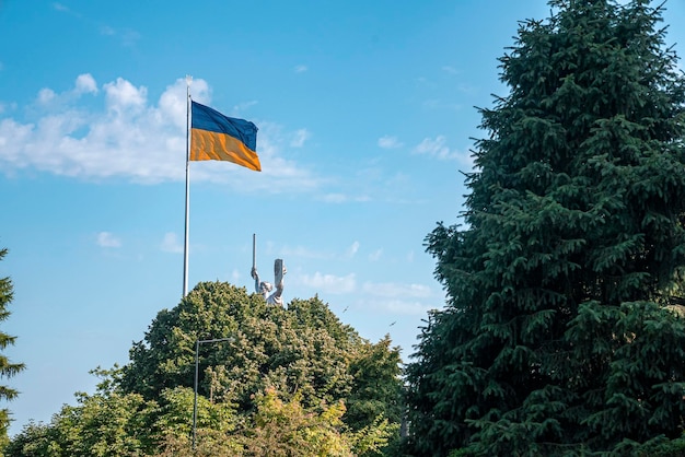 O monumento da pátria e a bandeira nacional da ucrânia