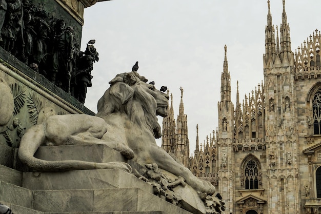 O monumento do leão fica em frente ao Duomo di Milano