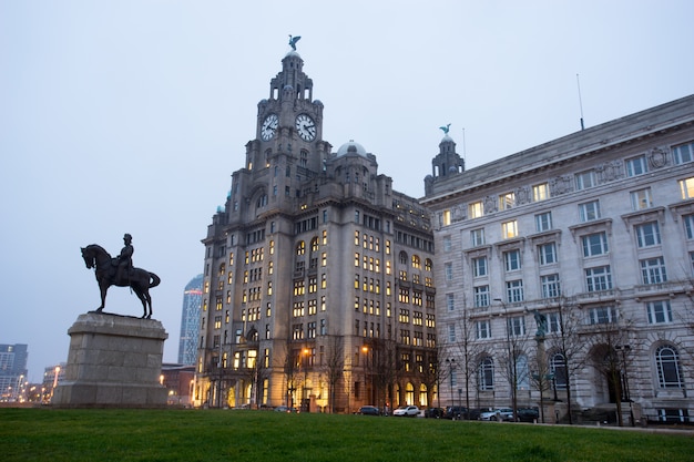 O monumento do rei eduardo vii e o edifício do fígado, liverpool, inglaterra