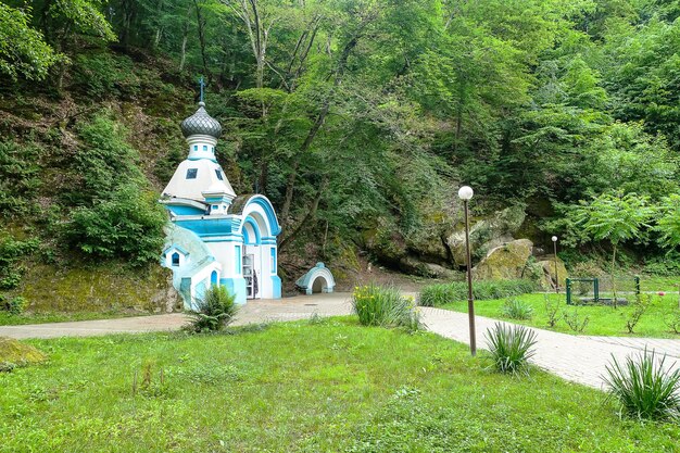 O monumento é a Capela Iver em Dante Gorge no parque resort Hot Key Russia 2021