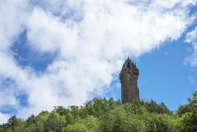 Foto o monumento nacional wallace é uma colina com vista para stirling na escócia