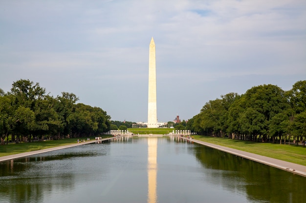 O monumento obelisco de washington é famoso nos eua.