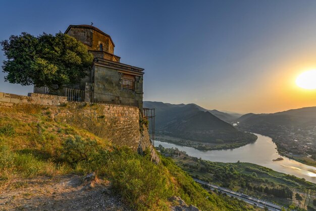 Foto o mosteiro da cruz jvari, localizado na colina perto da cidade de mtskheta, na geórgia