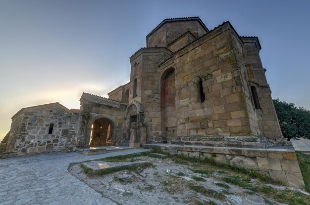 Foto o mosteiro da cruz jvari, localizado na colina perto da cidade de mtskheta, na geórgia