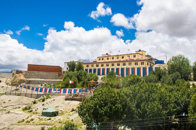 Foto o mosteiro de namgyal gompa no deserto de lo manthang, no alto mustang, no himalaia, no nepal